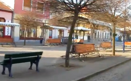 3,2 millió forintba kerülnek az új padok és egyéb utcai bútorok Gyöngyös Fő terén.