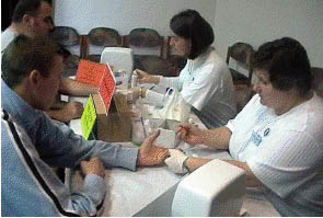 A programhoz ingyenes vérnyomás-és vércukormérés is kapcsolódik. vérnyomásmérés