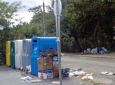 Szelektív hulladékgyűjtő mellett felhalmozódott szemét