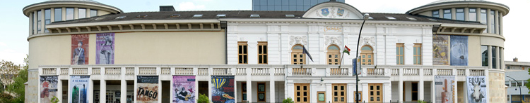 színház