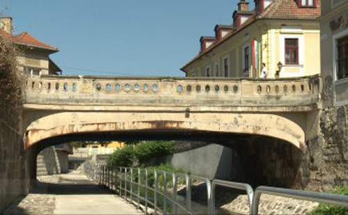 Újjászületik a Dobó téri híd