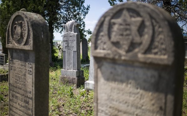 Kegyeleti emlékparkot adtak át Gyöngyösön