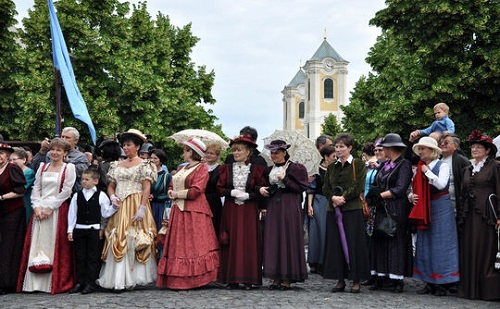 Városi ünnepség a 19. század jegyében