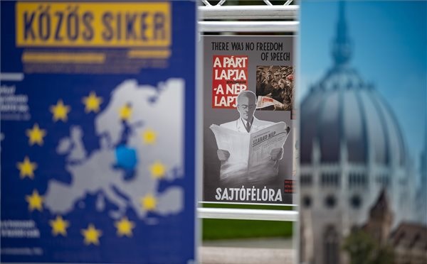 Megnyílt a 30 éve szabadon című vándorkiállítás Egerben