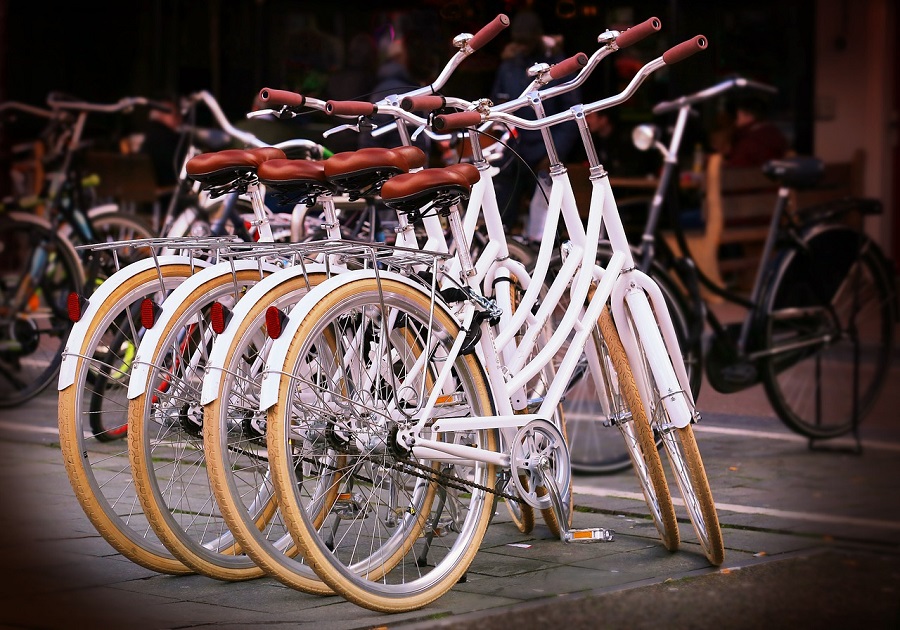 Bérelhető kerékpárokat telepítenek a városba