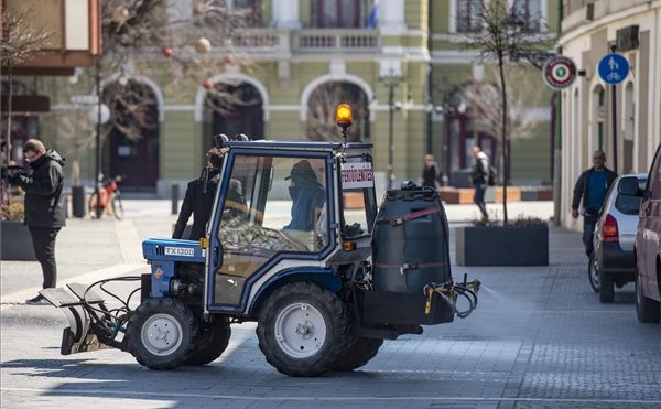 Folyamatos az utcák fertőtlenítése Egerben