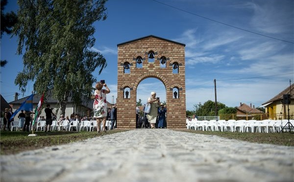 Emlékművet avattak Kompolton