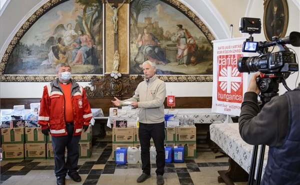 Az Egri Főegyházmegyei Karitász segélycsomagokat oszt