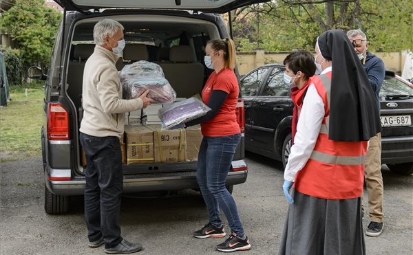 Az Egri Főegyházmegyei Karitász segélycsomagokat oszt
