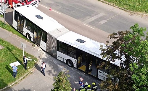 Busz futott a járdára Eger belvárosában
