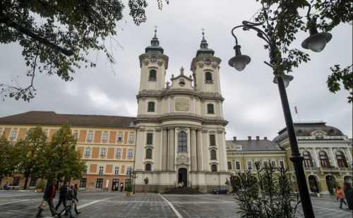 Itt a tavasz és a fesztivál